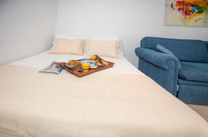 Un petit-déjeuner est servi sur un lit dans une chambre.