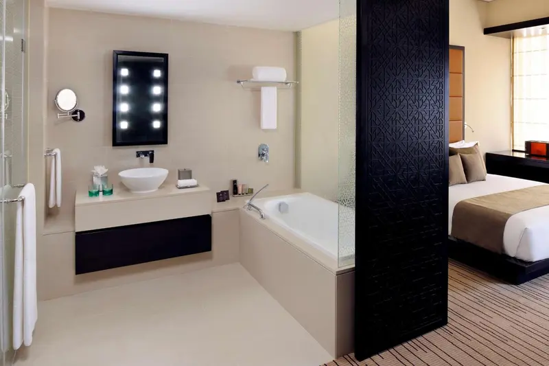 Une salle de bain moderne avec baignoire et lavabo intégré.