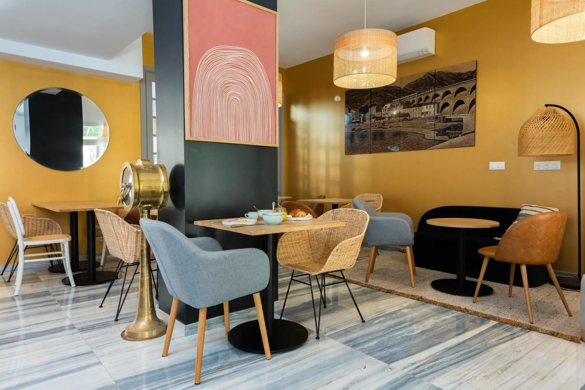 Une salle à manger lumineuse avec des tables et des chaises confortables.