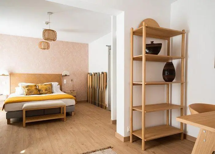 Une chambre lumineuse avec un lit double et un coin repas.