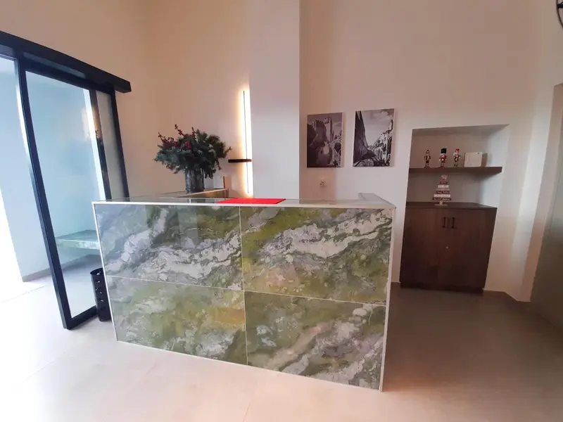 Un comptoir d'accueil moderne avec un décor floral et des œuvres d'art.
