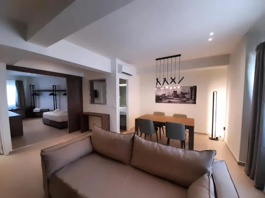 Un espace de vie lumineux avec un canapé et une table à manger.