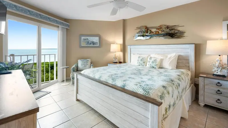Une chambre lumineuse avec un grand lit donnant sur la mer.
