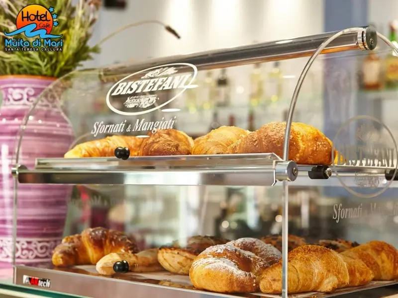 Une vitrine remplie de viennoiseries et de pâtisseries.