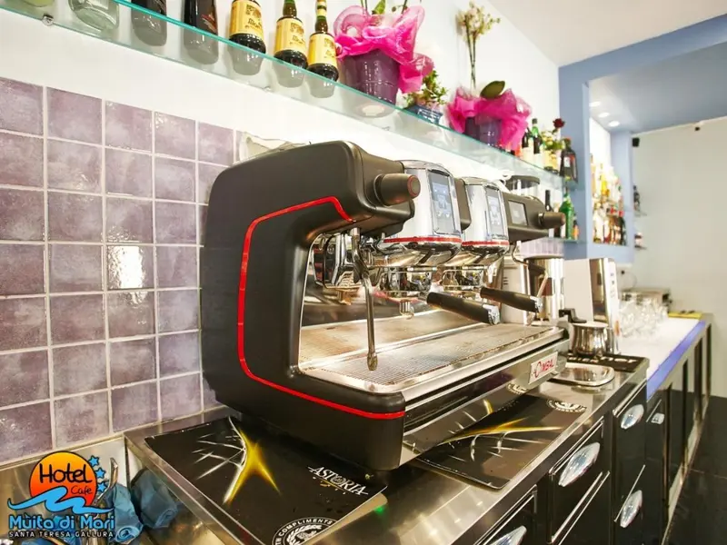 Un comptoir de bar avec une machine à expresso.