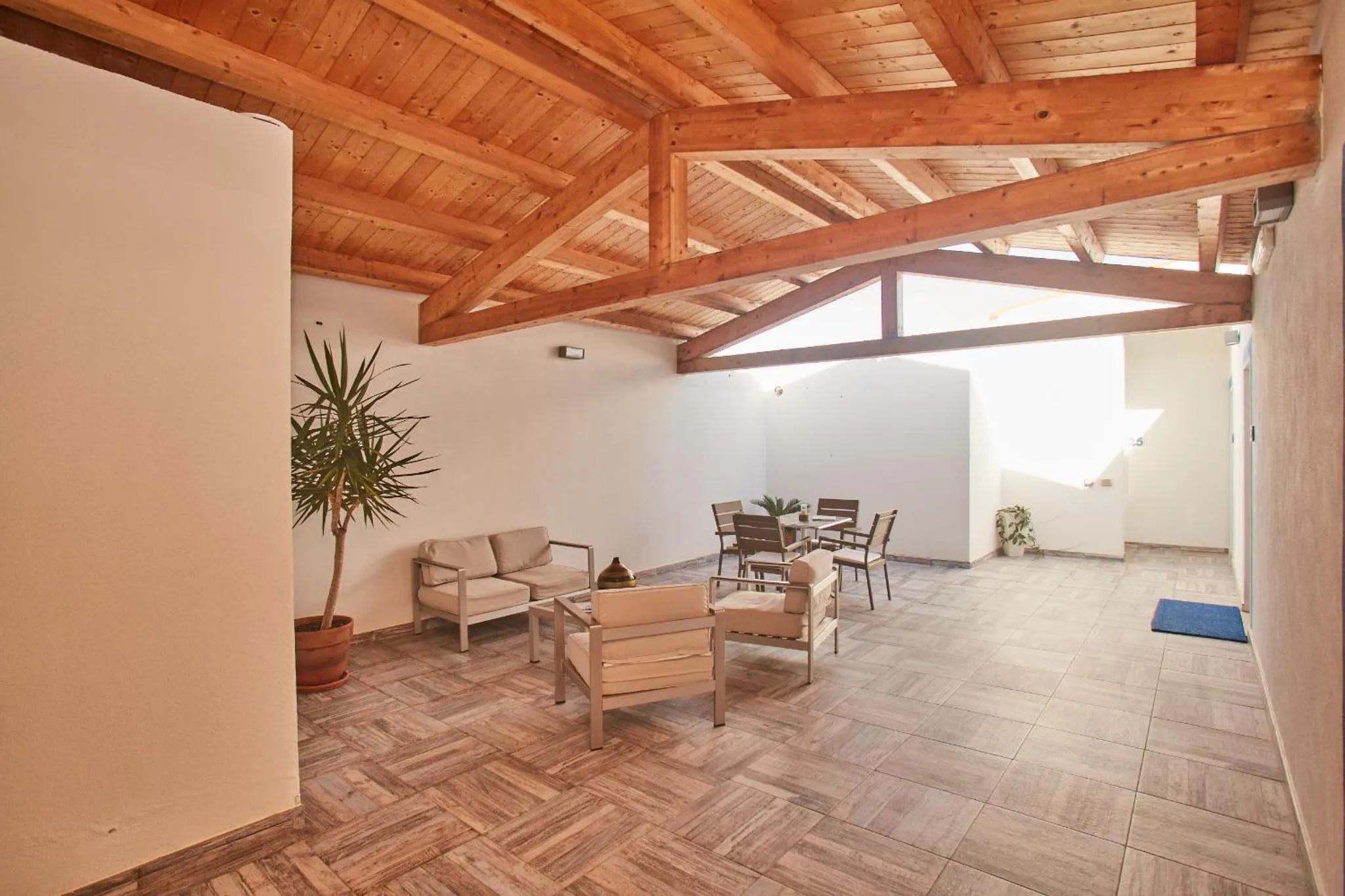 Espace de détente intérieur avec canapés et table à manger.