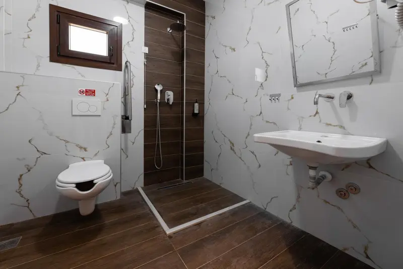 Une salle de bain moderne avec douche à l'italienne et lavabo.