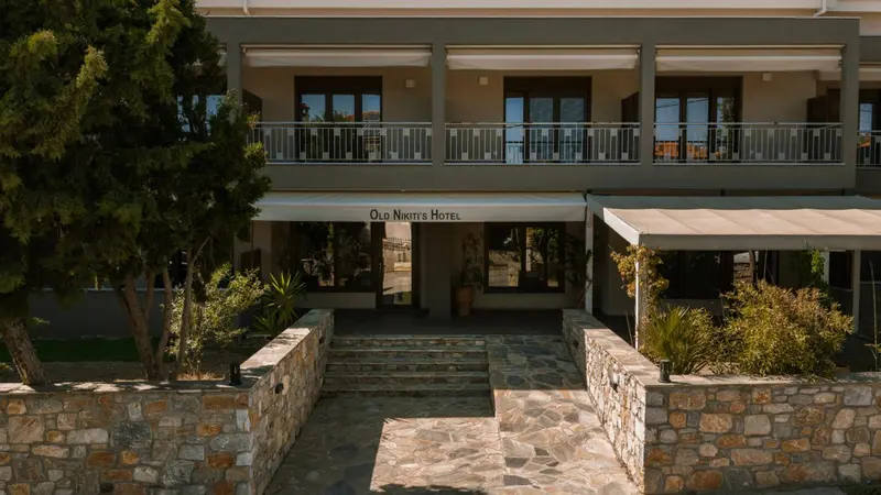 Façade d'un bâtiment avec une entrée et des balcons.