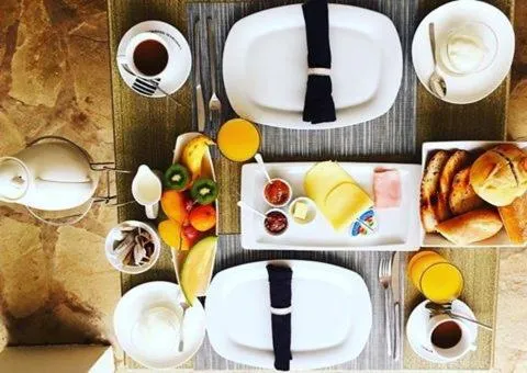 Une table dressée avec des plats variés pour le petit-déjeuner.