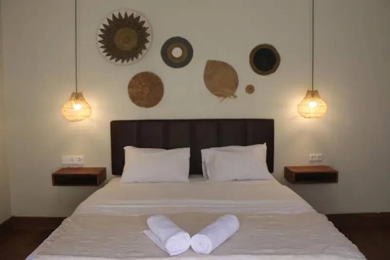 Une chambre avec un grand lit et des décorations murales.