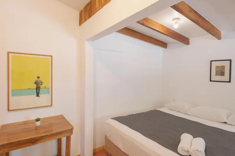 Une chambre lumineuse avec un lit et une décoration murale.