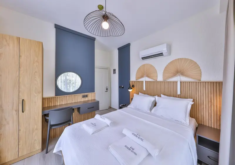 Une chambre lumineuse avec un grand lit recouvert de draps blancs.