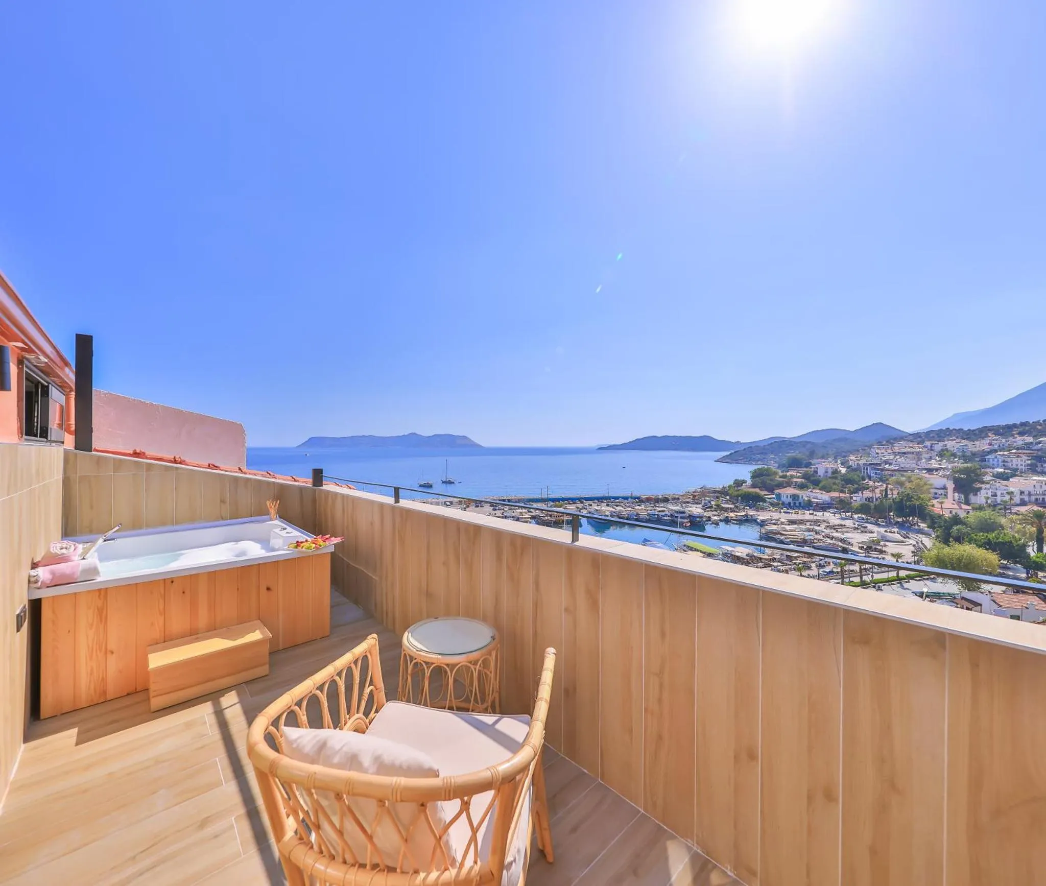 Terrasse avec jacuzzi et vue sur la mer et les montagnes.