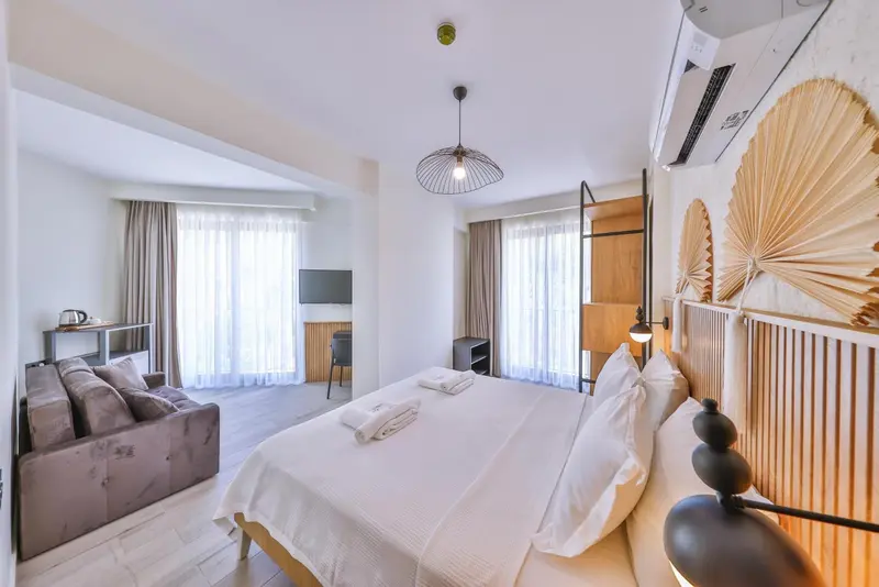 Une chambre lumineuse avec un canapé et un lit double.