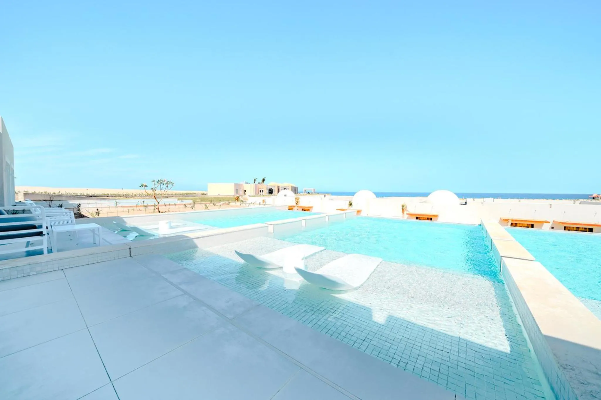 Terrasse avec piscine et vue sur la mer.