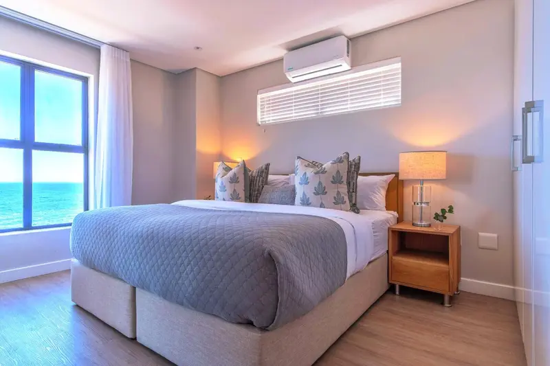 Une chambre lumineuse avec un grand lit et une vue sur la mer.