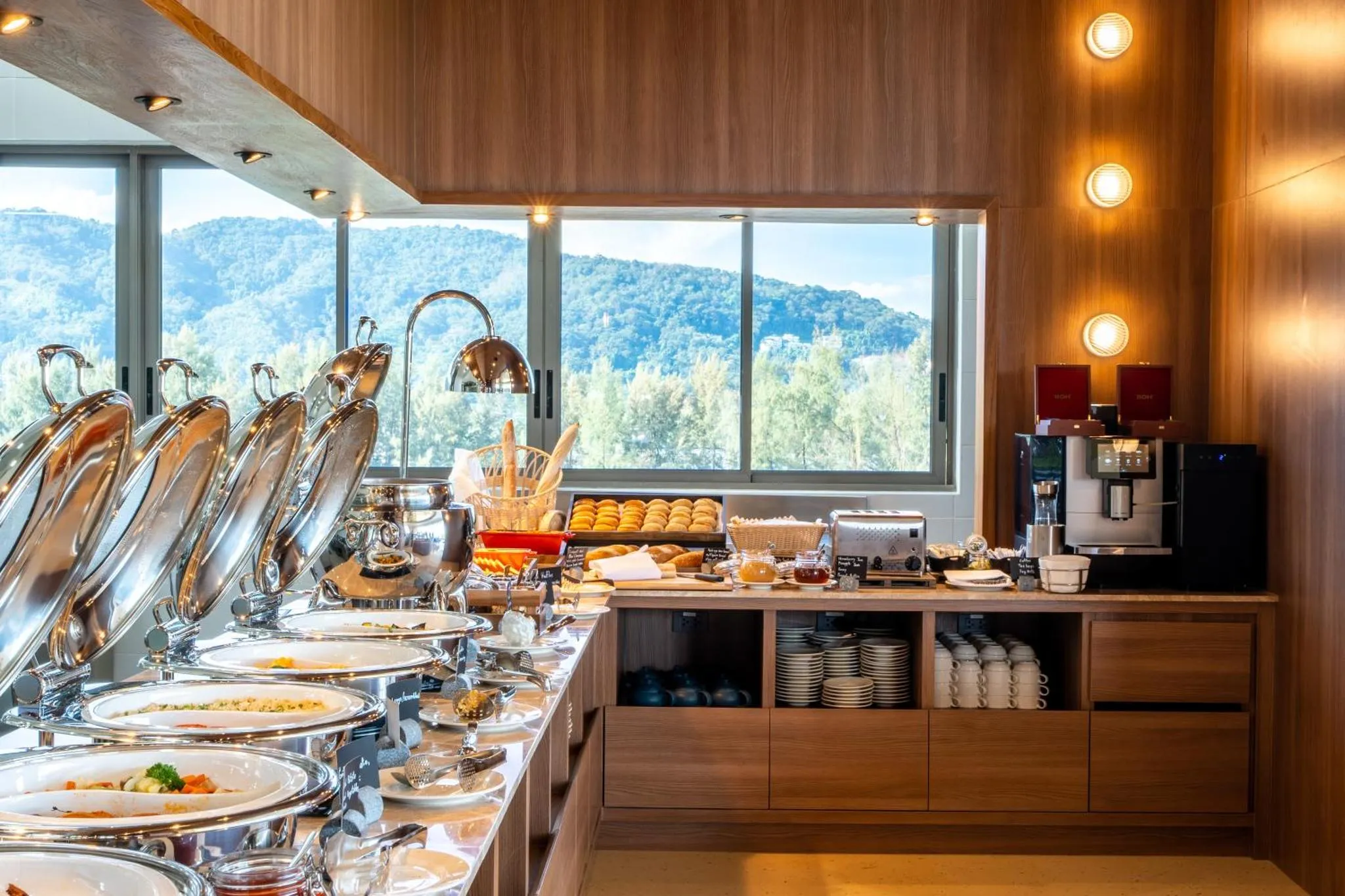Un buffet propose une variété de plats chauds et de viennoiseries.