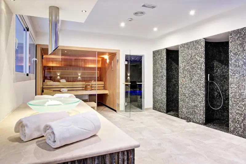 Espace de bien-être avec sauna et douche à l'italienne.