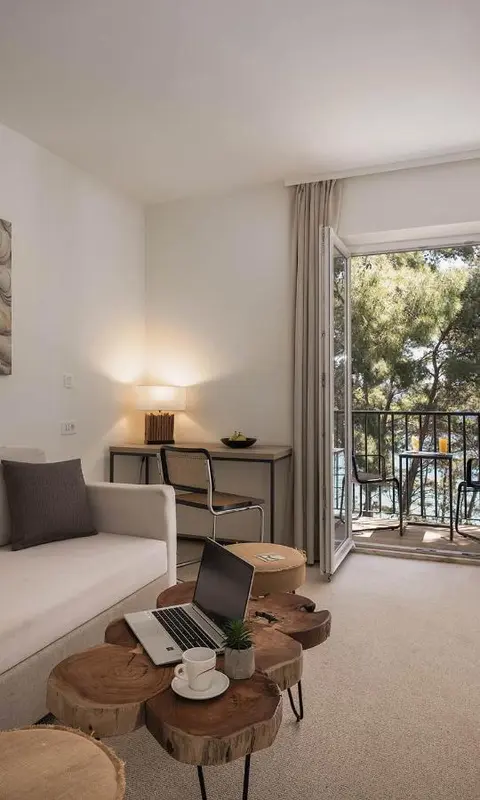 Espace de vie lumineux avec canapé, table basse et accès à une terrasse.