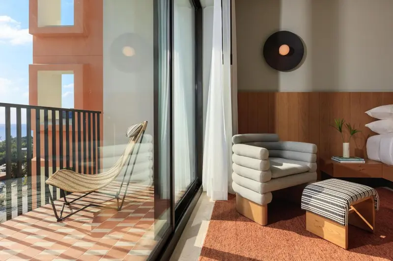 Espace de détente intérieur avec fauteuil et table de chevet.