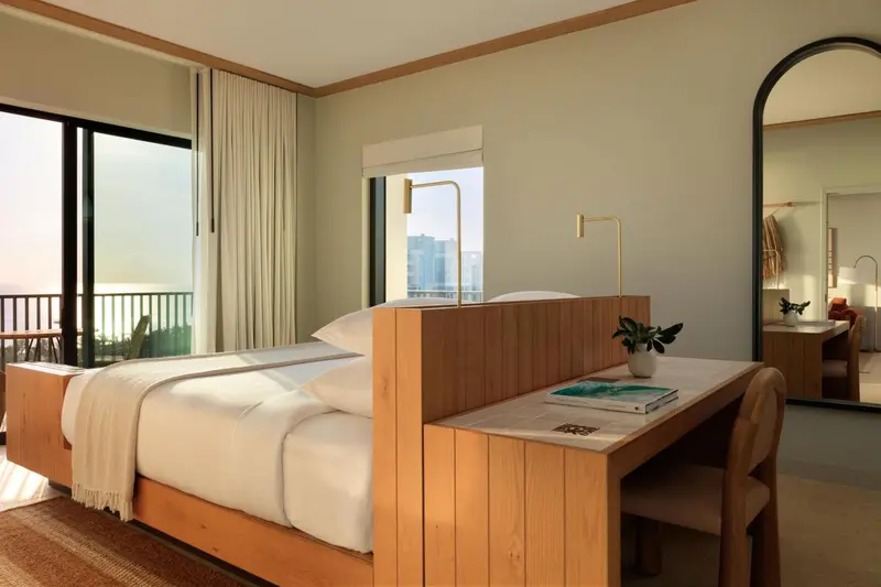 Une chambre lumineuse avec un grand lit et une vue sur la mer.