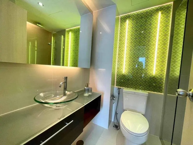 Une salle de bain moderne avec lavabo et toilettes.