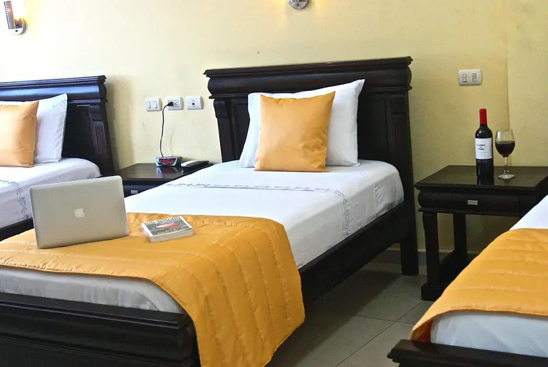 Une chambre avec deux lits simples et une table de chevet.