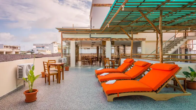 Terrasse aménagée avec transats et tables à manger.
