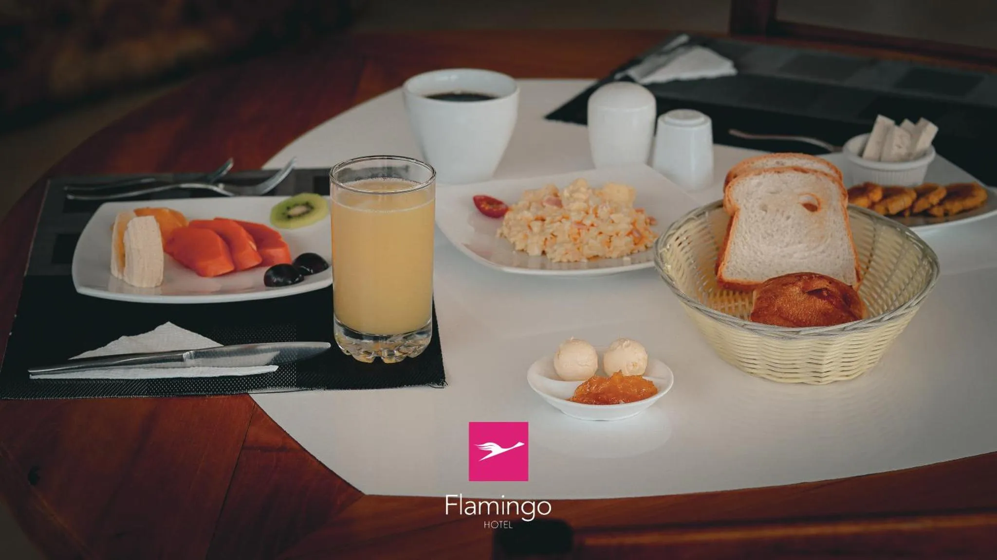 Un petit-déjeuner est servi sur une table ronde en bois.