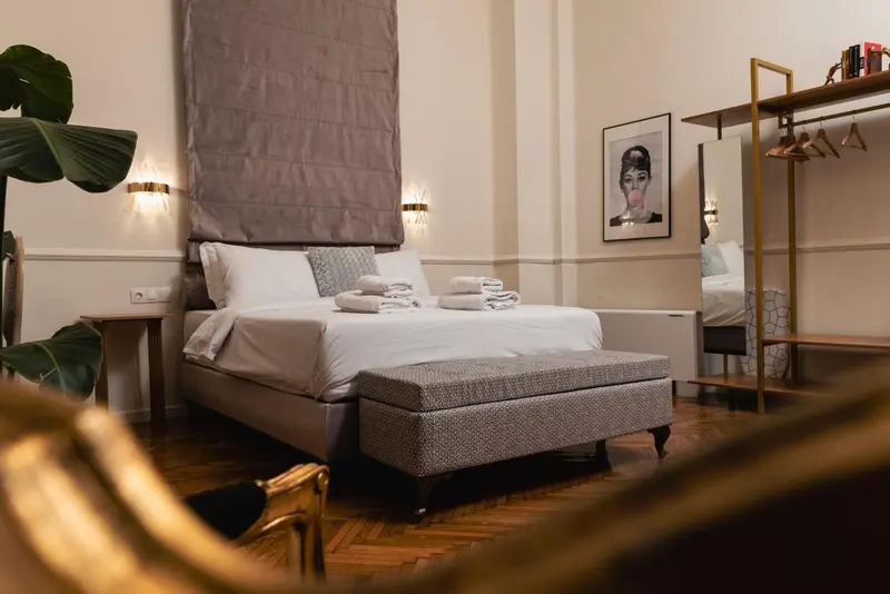 Une chambre lumineuse avec un grand lit et une décoration sobre.