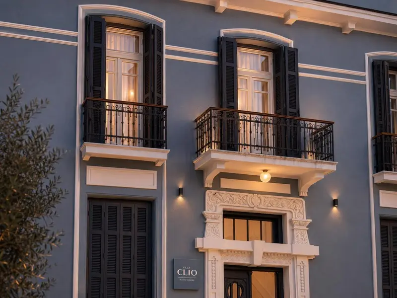 Facade d'un bâtiment avec des balcons et des fenêtres éclairées.