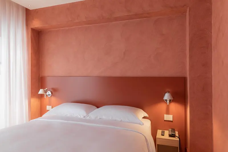 Une chambre à coucher avec un grand lit et des lampes de chevet.