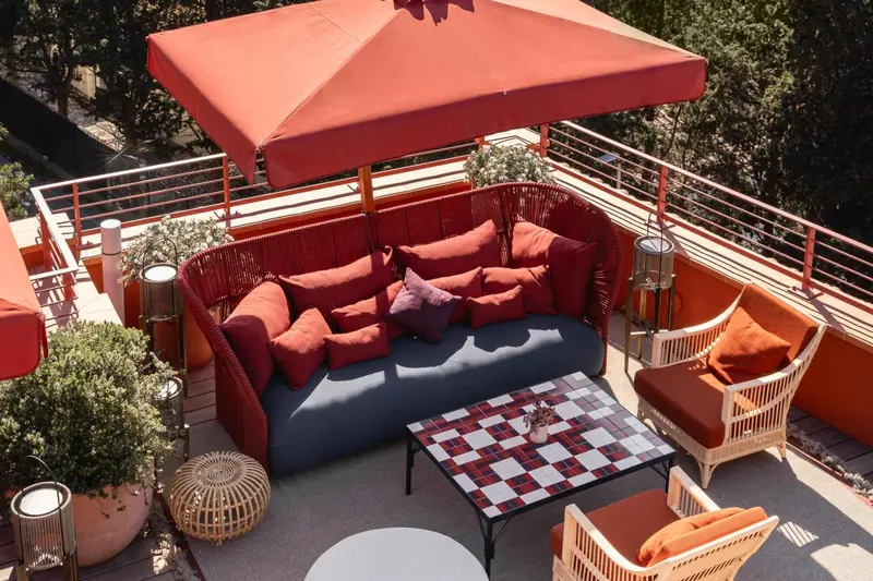 Espace de détente extérieur avec canapés et table basse.