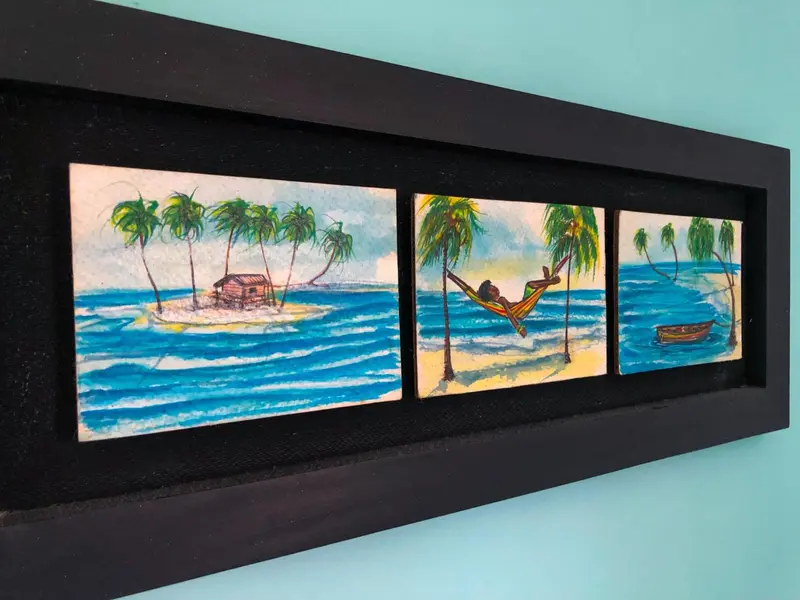 Trois tableaux représentant des paysages tropicaux avec des palmiers et une plage.