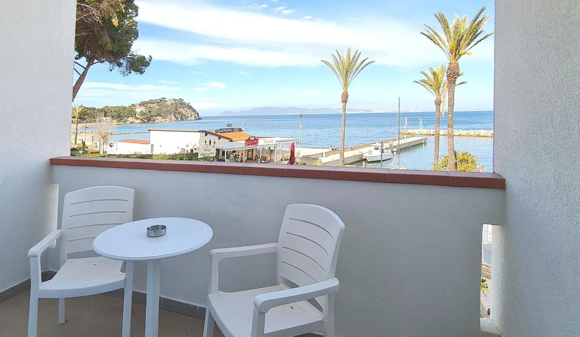 Une terrasse avec une vue sur la mer et la côte.