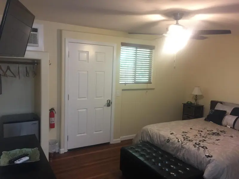 Une chambre lumineuse avec un lit et un accès à l'extérieur.