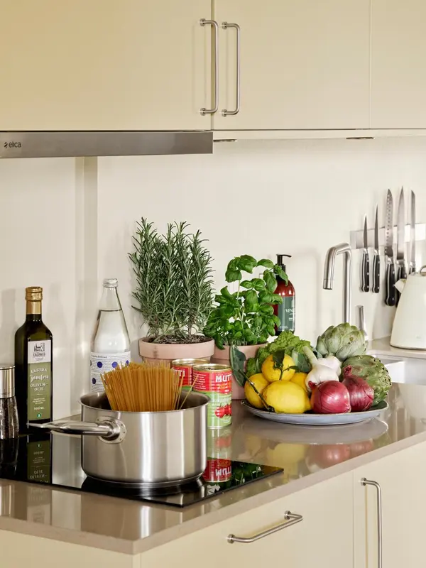 Un plan de travail de cuisine présente des ingrédients frais et des ustensiles.