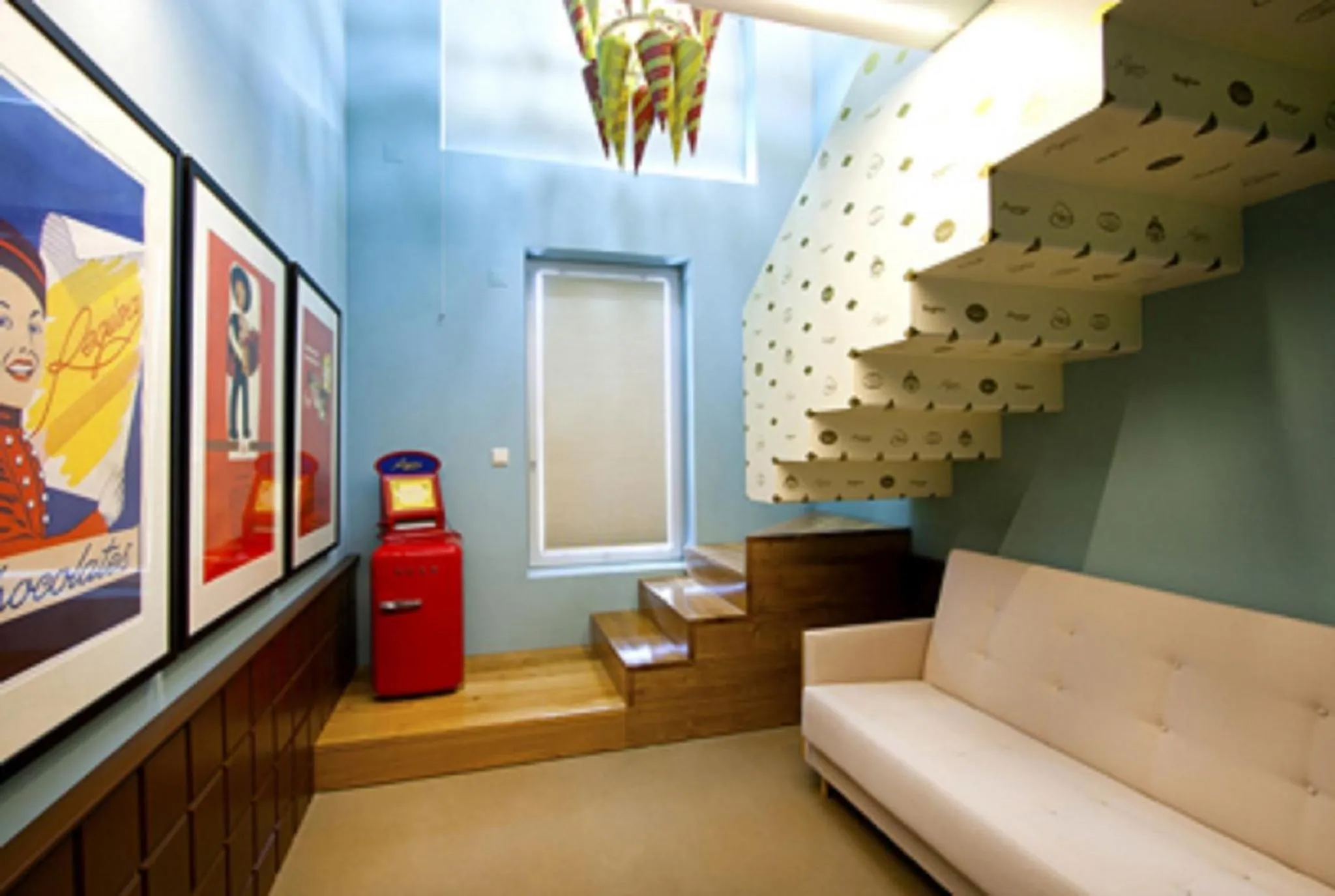 Un espace de détente intérieur avec un canapé et un escalier en colimaçon.
