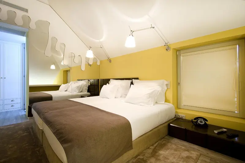 Une chambre d'hôtel avec deux lits simples et une décoration moderne.