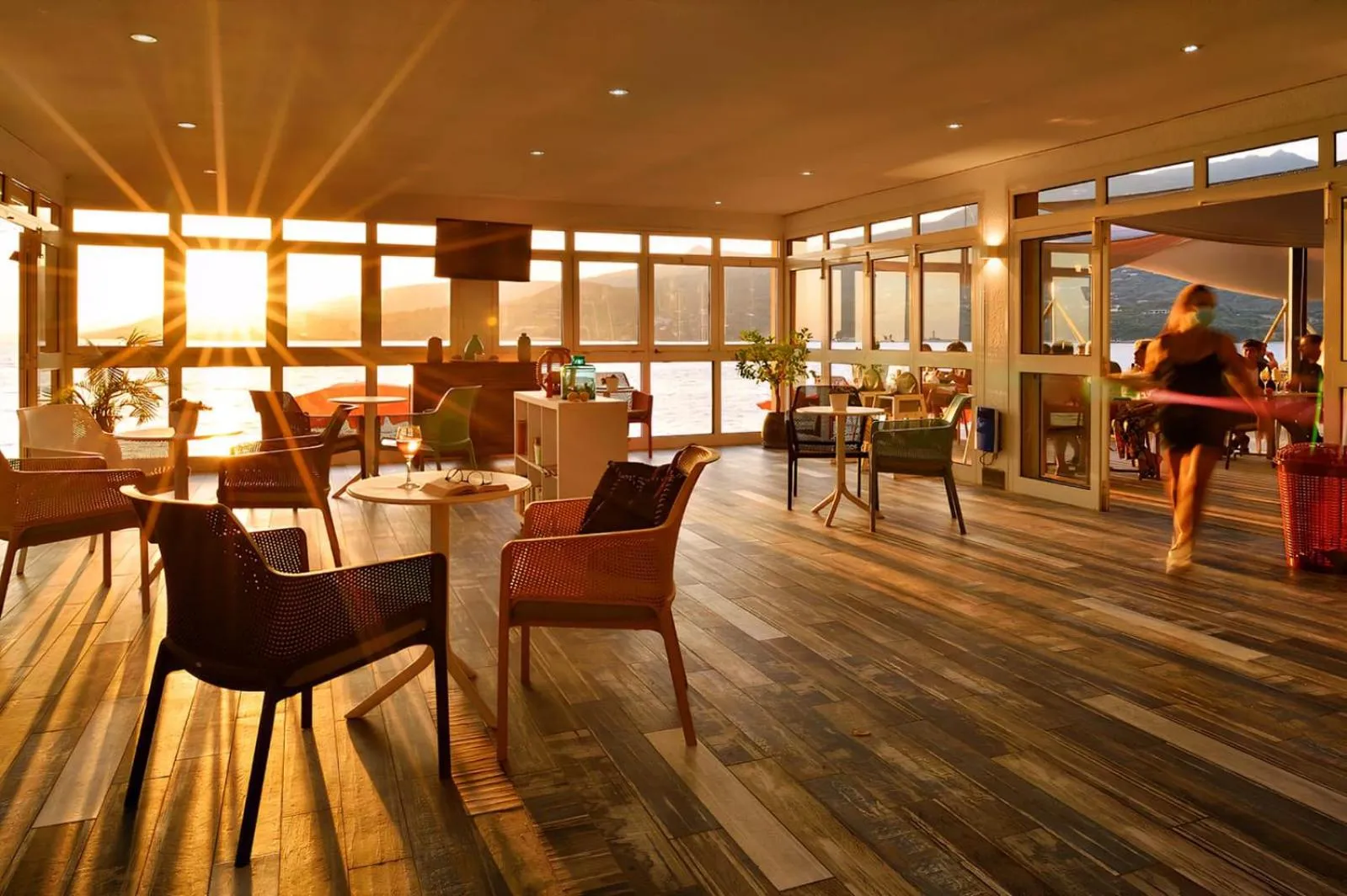 Espace de détente intérieur avec mobilier confortable et vue sur la mer.
