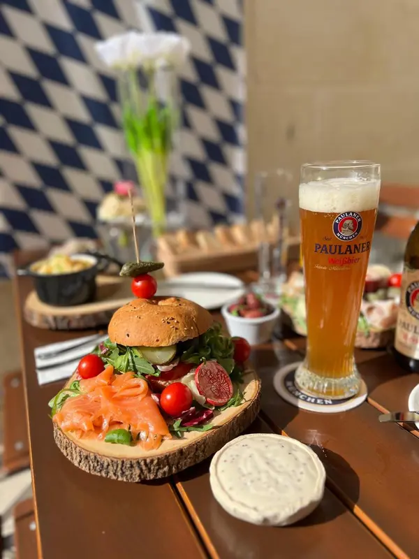 Une table est dressée avec des plats et une bière.