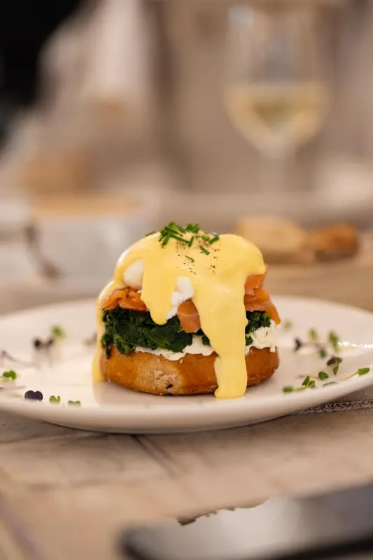 Un plat savoureux est présenté sur une assiette blanche.