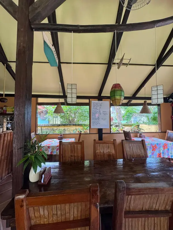 Une salle à manger en bois avec des tables et des chaises.