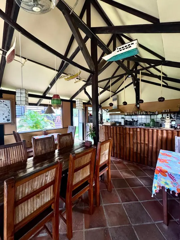 Une salle à manger en bois avec des tables et des chaises.