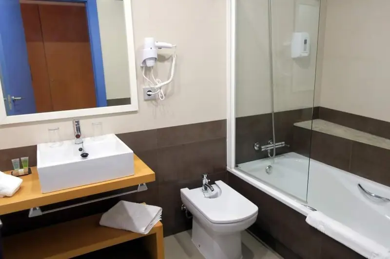 Une salle de bain moderne avec douche et lavabo.