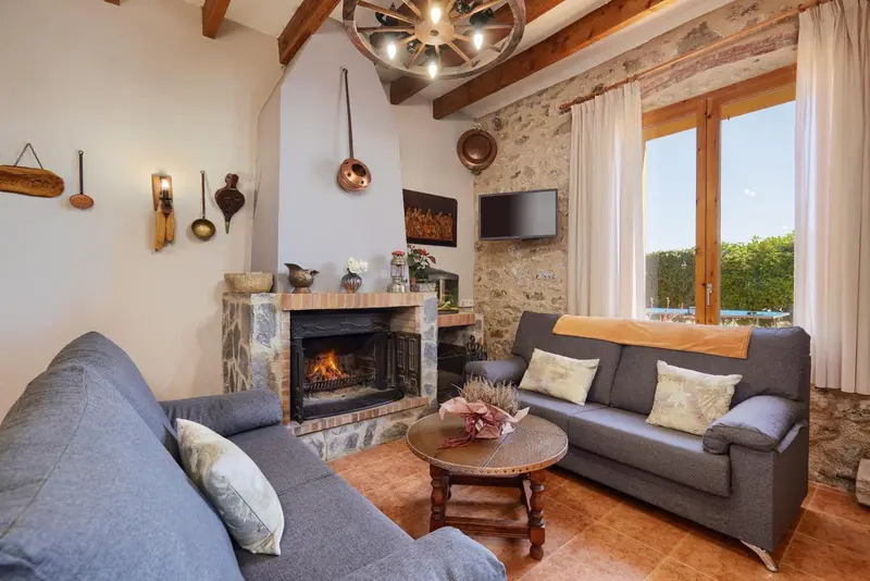 Un salon chaleureux avec canapés, cheminée et décoration rustique.
