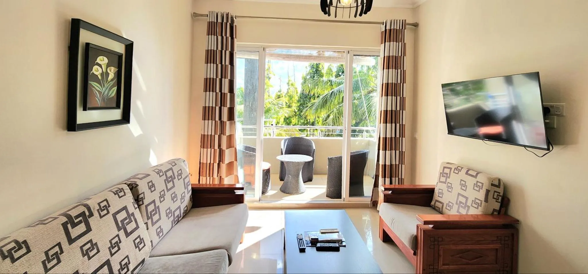 Un salon lumineux s'ouvre sur une terrasse avec mobilier d'extérieur.