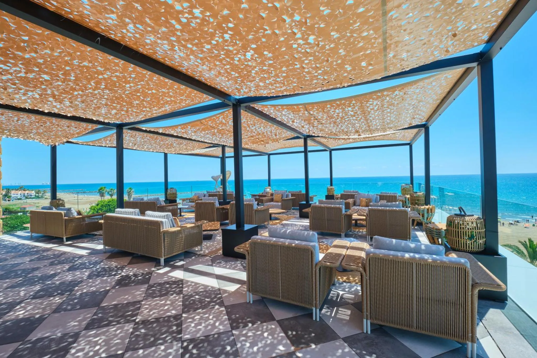 Espace de détente extérieur avec mobilier confortable et vue sur la mer.
