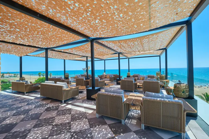 Espace de détente extérieur avec mobilier confortable et vue sur la mer.