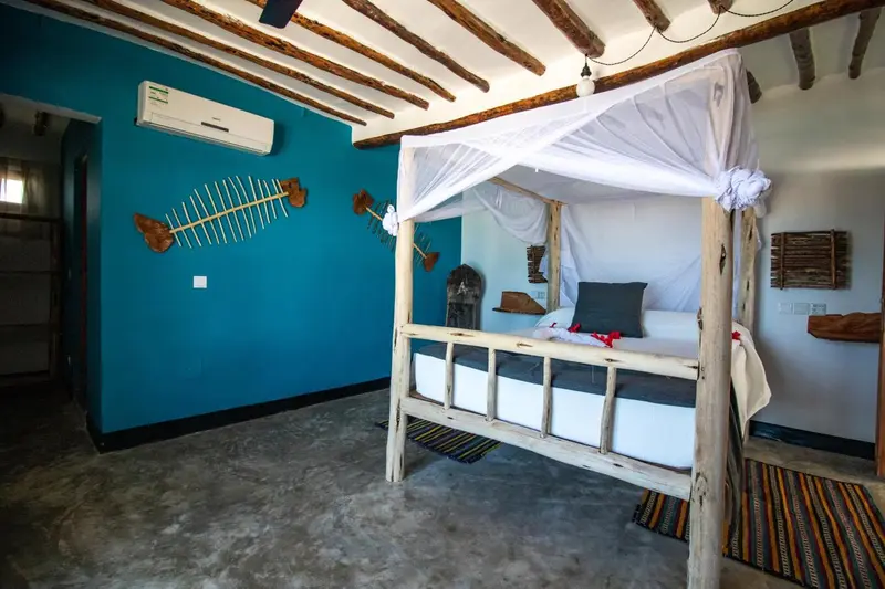 Une chambre à coucher avec un lit à baldaquin et une décoration murale.